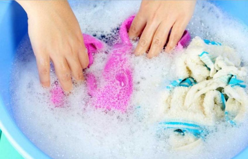 اشتباهاتی در هنگام شستن لباس با دست