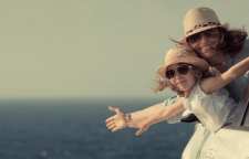 چگونه دختری شاد و قوی تربیت کنیم