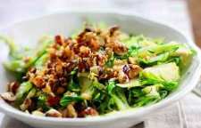 آموزش تهیه سالاد رژیمی کلم بروکسل با پیاز و پسته