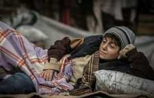 گریم متفاوت نازنین بیاتی در نمایش خروس لاری به کارگردانی امید سهرابی