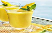 روش تهیه نوشیدنی اسموتی موز و هلو با دانه کتان