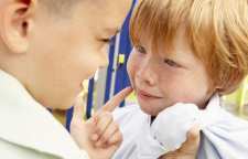 با کودک قلدر چگونه رفتار کنیم