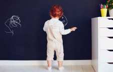 با کودکی که روی دیوار نقاشی می کند چگونه برخورد کنیم