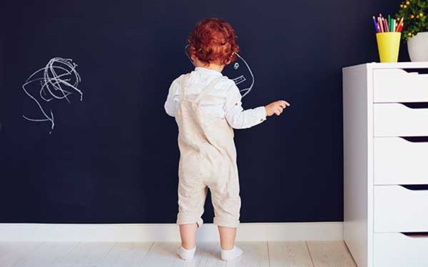 با کودکی که روی دیوار نقاشی می کند چگونه برخورد کنیم