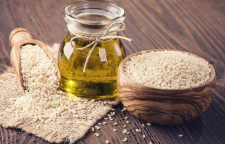 فواید و خواص بی نظیر روغن کنجد برای مو