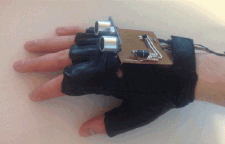 دستکشی که جایگزین عصای سفید نابینایان می شود