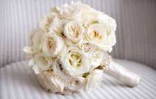 دسته گل عروس با گل پائونیا یا گل هزار برگ و گل رز