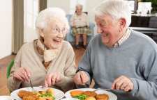 تغذیه مناسب دوران سالمندی بر اساس ویتامین های مورد نیازشان