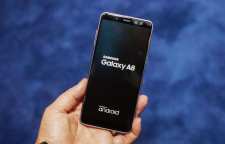 گلکسی A8 با نمایشگر حفره دار Infinity-O