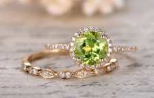 زبرجد سنگی جواهر با طیف های مختلفی از سبز