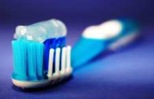 مسواک را در محیط توالت و سرویس بهداشتی قرار ندهید