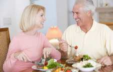 تغذیه مناسب برای افراد سالمند باید چگونه باشد