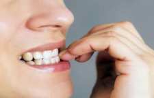 بیماری های دهان و دندان با ناخن جویدن