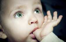 مکیدن انگشت شست و پستانک در کودکان موجب آسیب به دندان ها می شود