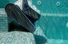 ربات تمیز کننده استخر