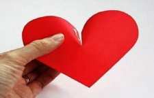 روش تزیین دیوار با کاغذ رنگی قلبی