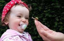 جدا کردن کودکان از پستانک با چند روش ساده