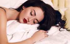 عوارض و معایب خوابیدن با آرایش برای پوست