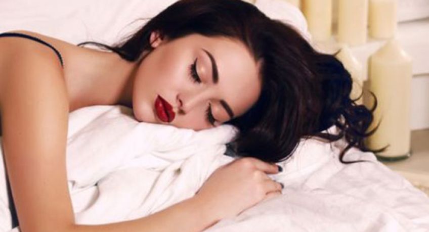 عوارض و معایب خوابیدن با آرایش برای پوست