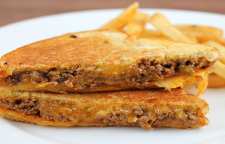 طرز تهیه ساندویچ تست استیک با پیاز کاراملی