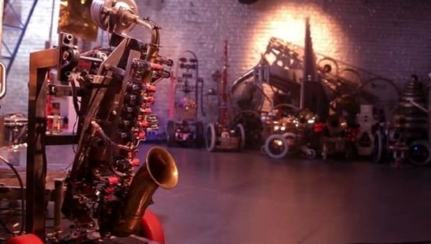 ارکستر رباتیک موسیقی می نوازد