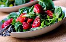 نحوه تهیه سالاد منداب و توت فرنگی