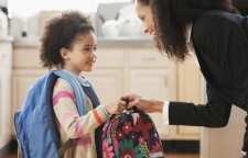 چگونه کودکان را برای رفتن به مدرسه و جدایی از والدین آماده کنیم