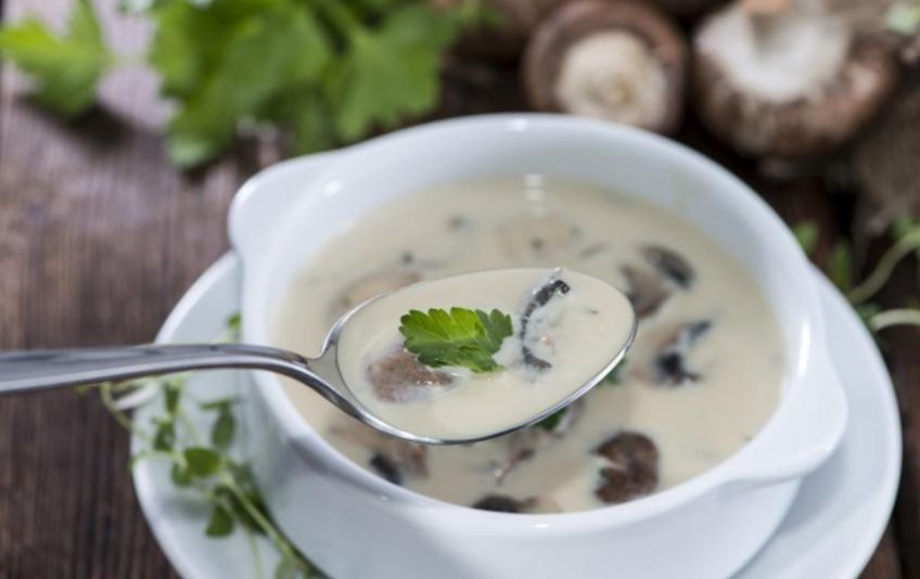 روش تهیه سوپ قارچ و خامه خوشمزه و دلچسب برای عصر زمستانی