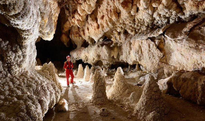 غار چال نخجیر دلیجان در استان مرکزی یکی از زیباترین غارهای دنیا