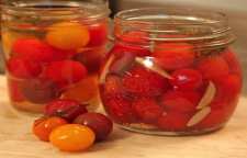 طرز درست کردن ترشی گوجه گیلاسی