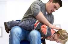 اگر در گلوی کودکمان غذا یا چیزی گیر کند چطور آن را در بیاوریم