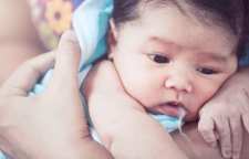 دلیل اینکه کودک شیر مادر را بالا می آورد چیست