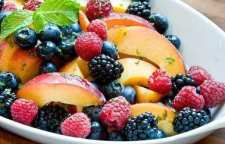 نحوه تهیه سالاد هلو و تمشک