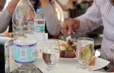 آیا نوشیدن آب بعد از غذا اشتباه است و بهترین زمان مصرف آن چه موقع است