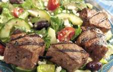 دستور تهیه سالاد یونانی با گوشت کبابی
