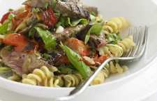 آموزش طبخ سالاد پاستا با استیک گوشت گاو