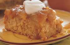 آموزش طبخ کیک گلابی و زنجبیل با یک فنجان چای داغ همراه خامه