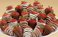 آموزش تهیه دسر توت فرنگی های شکلاتی با طعم خوشمزه