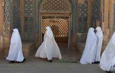 چادر سنتی سفید زنان شهرستان ورزنه اصفهان