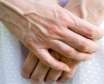 علت پیر به نظر رسیدن پوست دست ها و راه درمان آن