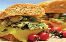 روش تهیه ساندویچ تخم مرغ با نان سیر