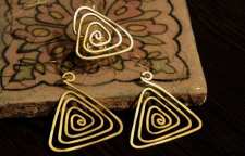 روش های تمیز کردن لکه از روی زیورآلات برنجی