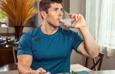 آیا خوردن آب بین غذا برای بدن ضرر دارد