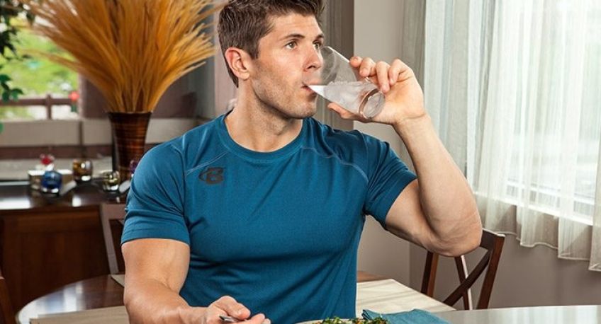 آیا خوردن آب بین غذا برای بدن ضرر دارد