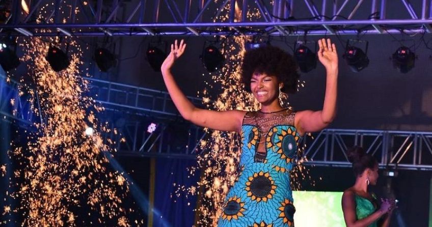 دورکاس کاسینده ملکه زیبایی 2018 آفریقا آتش گرفت