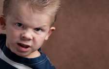 با کودکی که از کوره در می رود چگونه برخورد کنیم