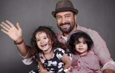 عکس زیبای دو قلوهای مجید صالحی کمدین معروف با تم یلدایی