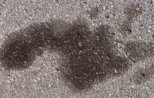 چطور لکه های روغن ماشین را از روی زمین پاک کنیم