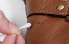 نحوه پاک کردن لکه جوهر خودکار از روی کیف چرمی
