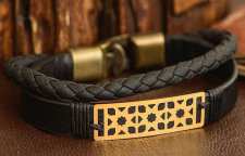 مدل دستبند چرم مشکی مردانه با پلاک طلا